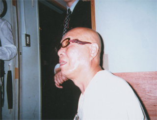 眼鏡のつるは「ドラゴン」です