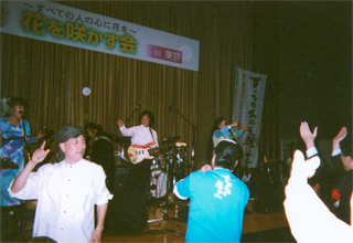 歌に合わせて皆が踊り出した