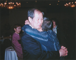 突然、ご婦人に抱きつかれました