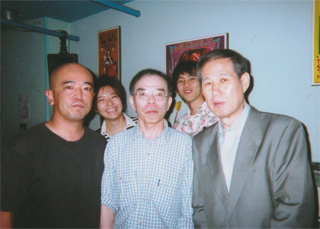 外山恒一氏（左）、千坂恭二氏（中）（6/22）