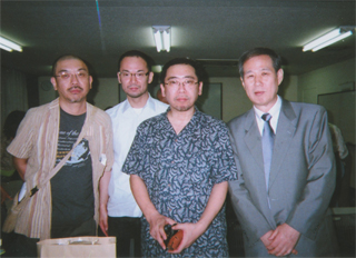 山本直樹さん（漫画家・中央）とスタッフ（6/20）