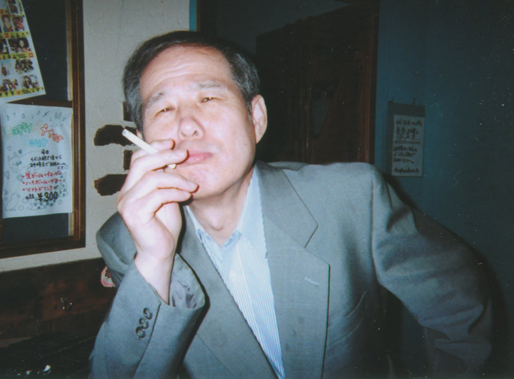 タバコを吸ってます