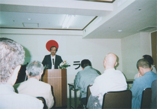 一水会フォーラムで講演する二木さん