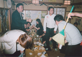 荒れた「激励会」の後…