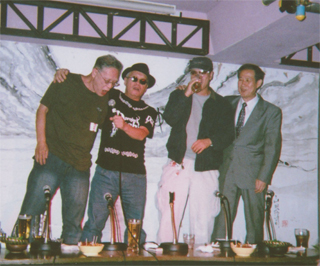 皆で「インター」を歌った