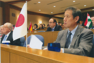 会議場で。左はルペンさん