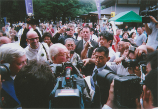 記者に囲まれたルペン党首（8/14　靖国神社で）