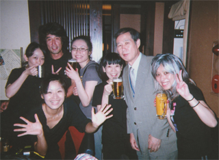 芝居の後、「劇団再生」のメンバーと