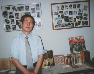 見沢氏の写真の前で