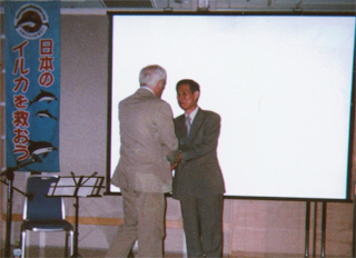 挨拶の後、オバリーさんと握手