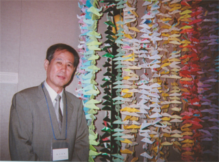 「折り紙のイルカ」の前で