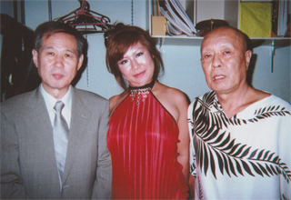 石原伸司さん（右）、マネージャーの姫原愛さん（中央）と（9/1）