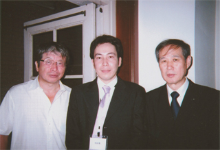 牧田龍氏（中央）、左は山平重樹氏（9/11）