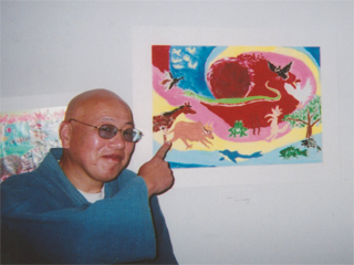 自分の絵の前で、宇賀神寿一さん