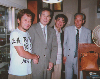 西宮冷蔵の水谷洋一社長（左）と