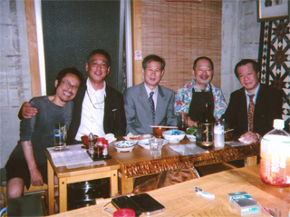 笠原正敏さん（右から2人目）のお店で