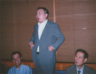 二次会で挨拶する石平さん