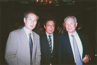 （左より）鈴木邦男、谷口貴康氏、村上正邦氏