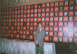 『中洲通信』のバックナンバーの前で