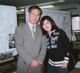 「美人すぎる記者」と