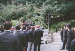 野村さんのお墓の前で