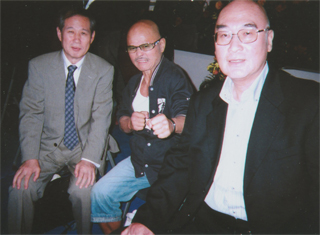 南里宏さん（中央）、藤野寿さん（右）