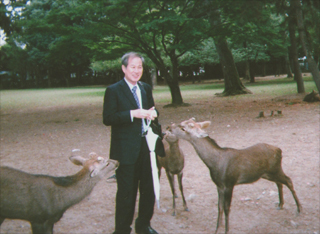 鹿にエサをあげました