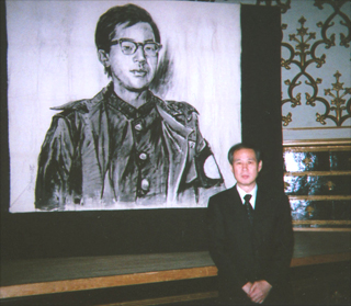 山口二矢さんの肖像画の前で（11/2）