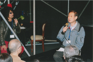 芝居の前に高木尋士さんとトーク（11/13撮影：平早勉氏）