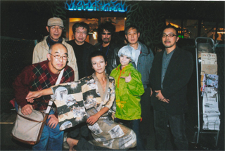 上演後、ＡＰＯＣシアターの前で（撮影：平早勉氏）