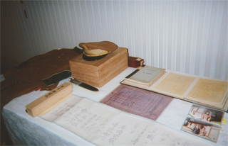 「楯の会」の制服と「血判状」