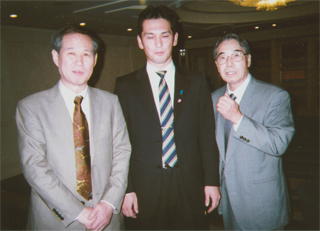持丸博氏（右）と長男（中央）