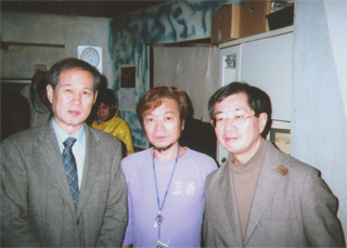 水谷社長（中央）と鹿砦社の松岡利康社長（右）