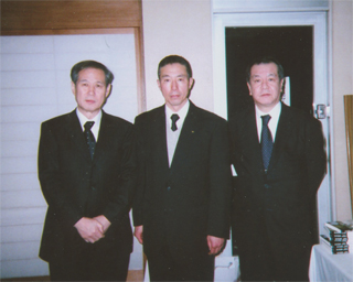荒谷卓先生（中央）。右は木村三浩氏