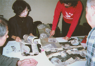 「戦争柄」の着物を前に。乾淑子さん、高木尋士さん（11/28）