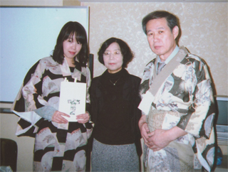 乾淑子さんを囲んで。「戦争柄」の着物を着てみました