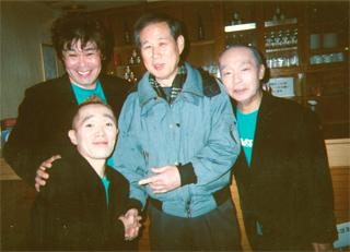 「ザ・ニュース・ペーパー」のメンバーと（12/14）