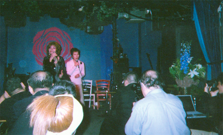 歌う戸川昌子さんさんと