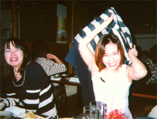 モツ鍋に挑戦する女性たち