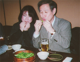 枝豆を食べてます