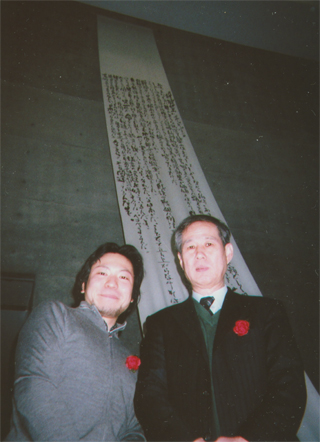 渡辺真也さんと。檄文の前で