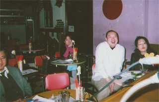 12時を過ぎても、残ってる客が…（1/19）