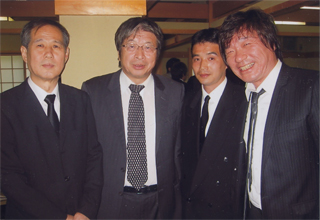 山平重樹氏（左から２人目）を囲んで