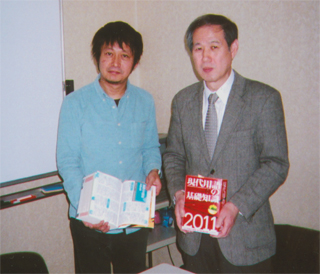 対談が終わって。本を持って