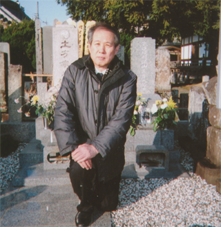 土方歳三のお墓の前で（2/13）