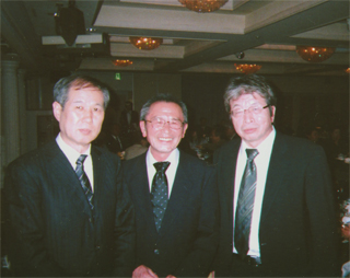 前之園紀男氏（中央）山平重樹氏（右）