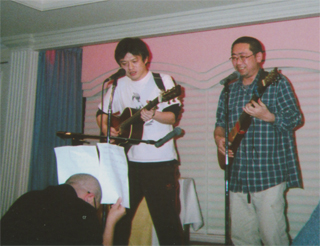 「インター」を歌う山本さん