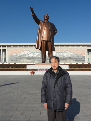 金日成主席の銅像の前で（3/2）