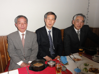 レストランで話し込みました