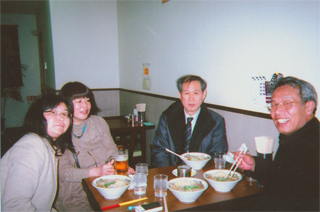 打ち上げで。原田さん（右）と